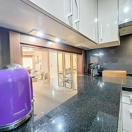 Luxury Εστεπόνα