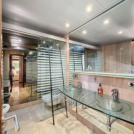 Luxury Εστεπόνα