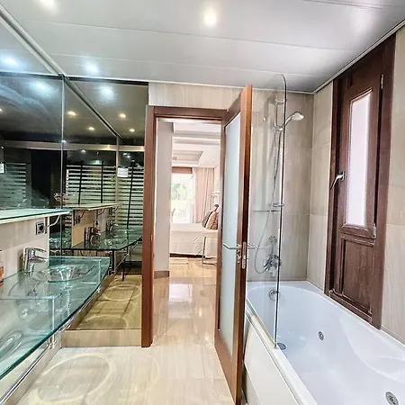 Luxury Apartment *